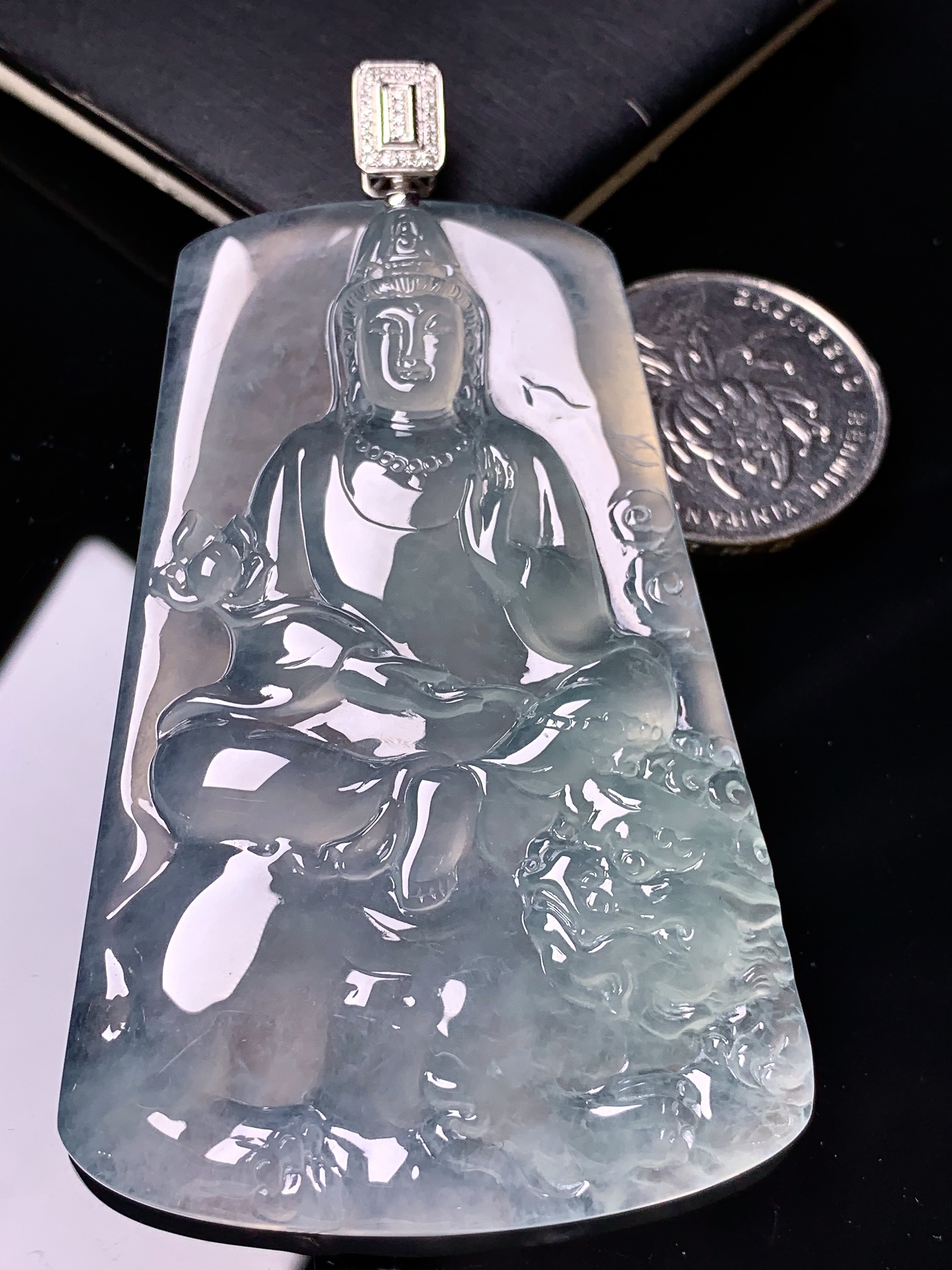 18k金钻镶嵌冰种文殊观音菩萨吊坠 玉质细腻 色泽艳丽清新 水润亮眼 整体尺寸78*44.5*5.8 L1