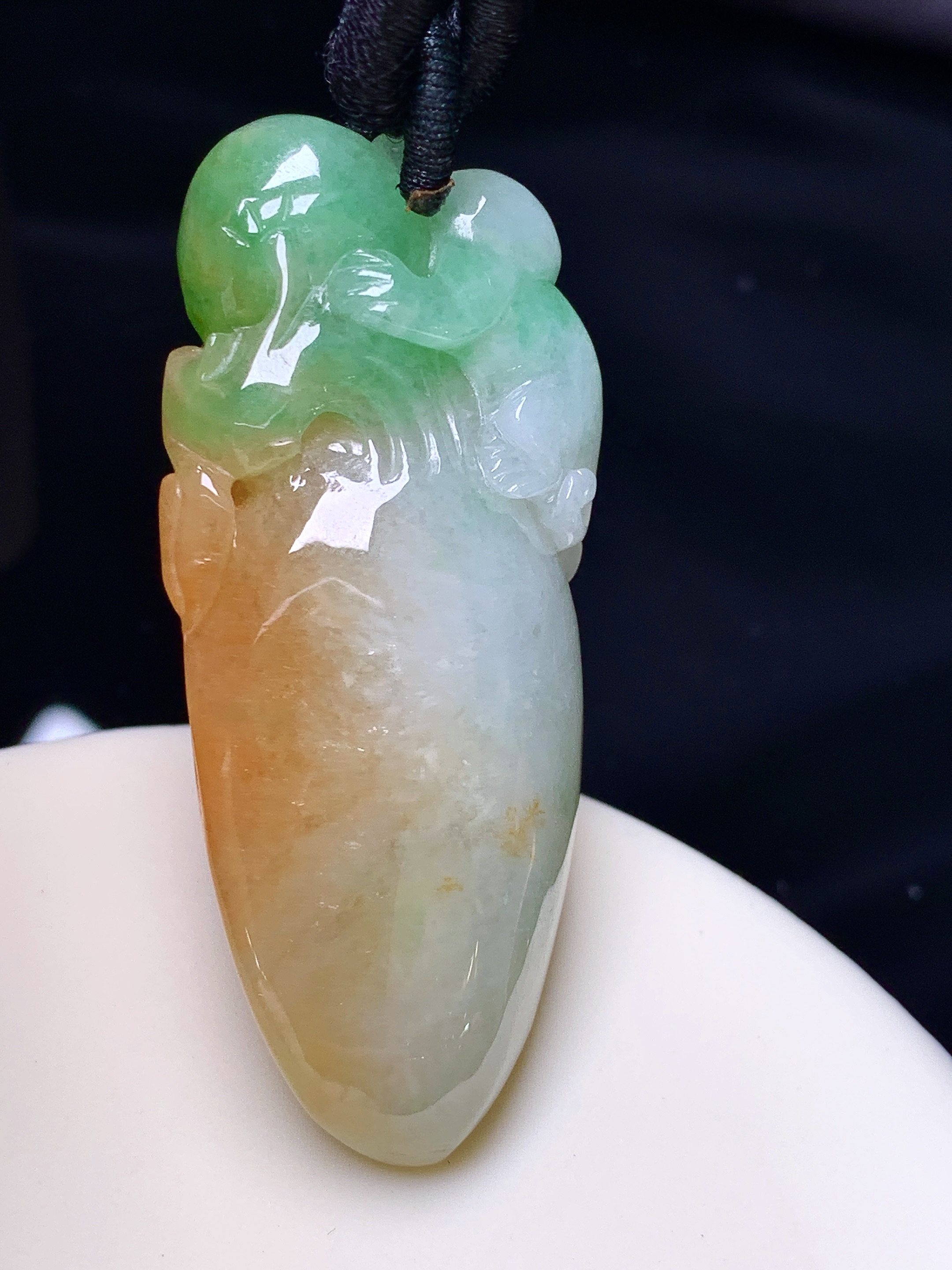 红翡飘绿灵猴献寿吊坠 玉质细腻 色泽艳丽清新 水润亮眼 整体尺寸50.2*22*11.8 a5