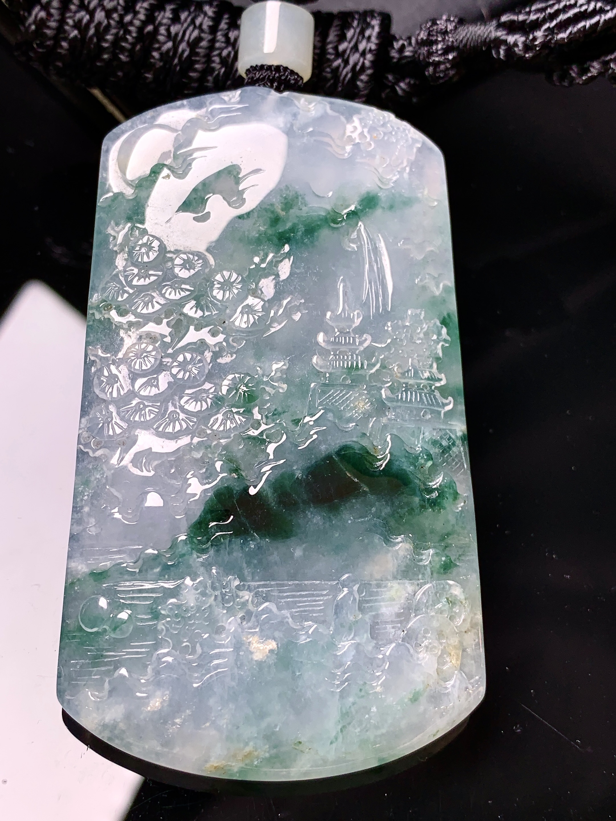 飘绿山水牌子吊坠 玉质细腻 色泽艳丽清新 水润亮眼 整体尺寸67.8*38.8*6.2 L1