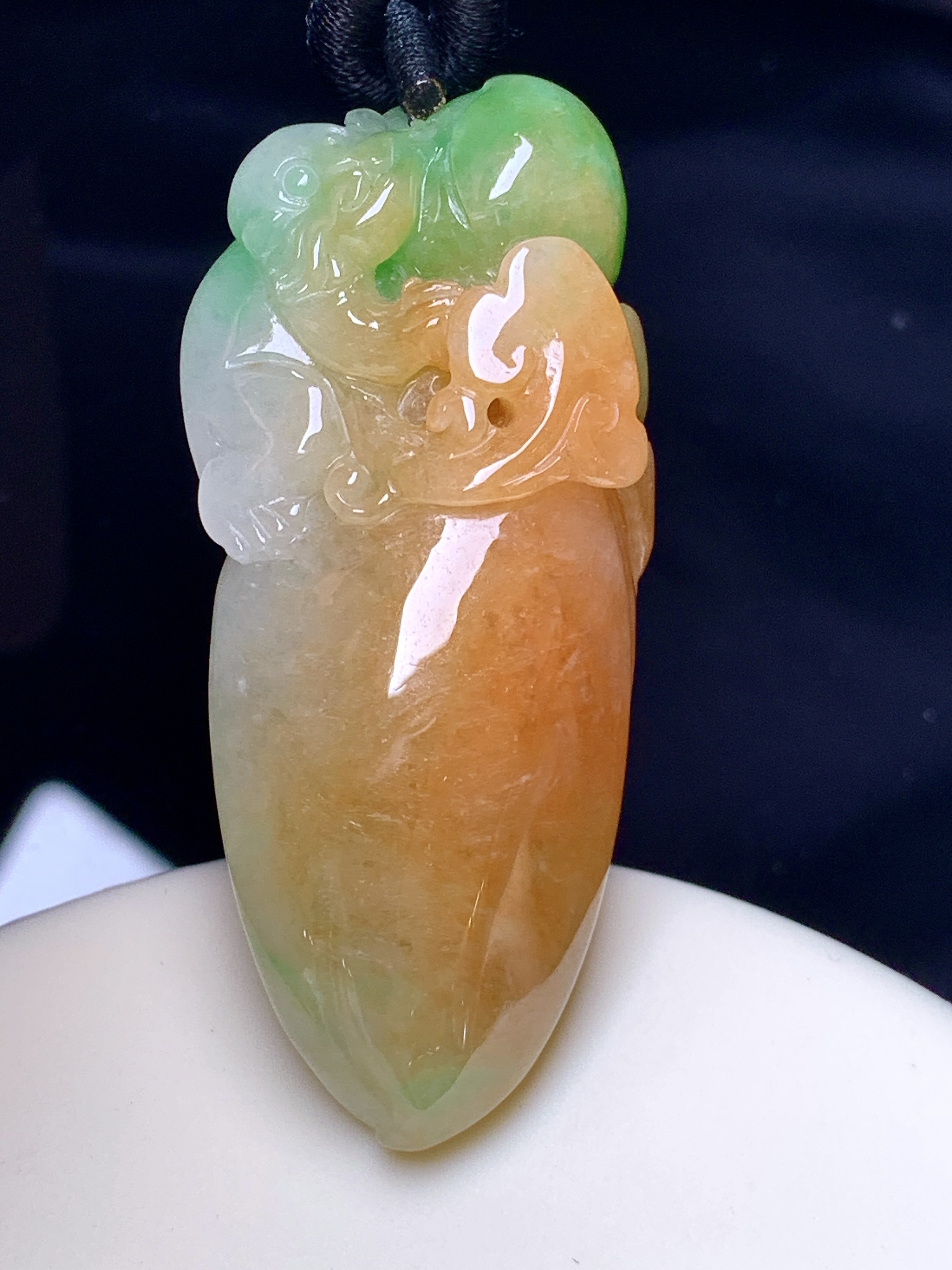 红翡飘绿灵猴献寿吊坠 玉质细腻 色泽艳丽清新 水润亮眼 整体尺寸50.2*22*11.8 a5