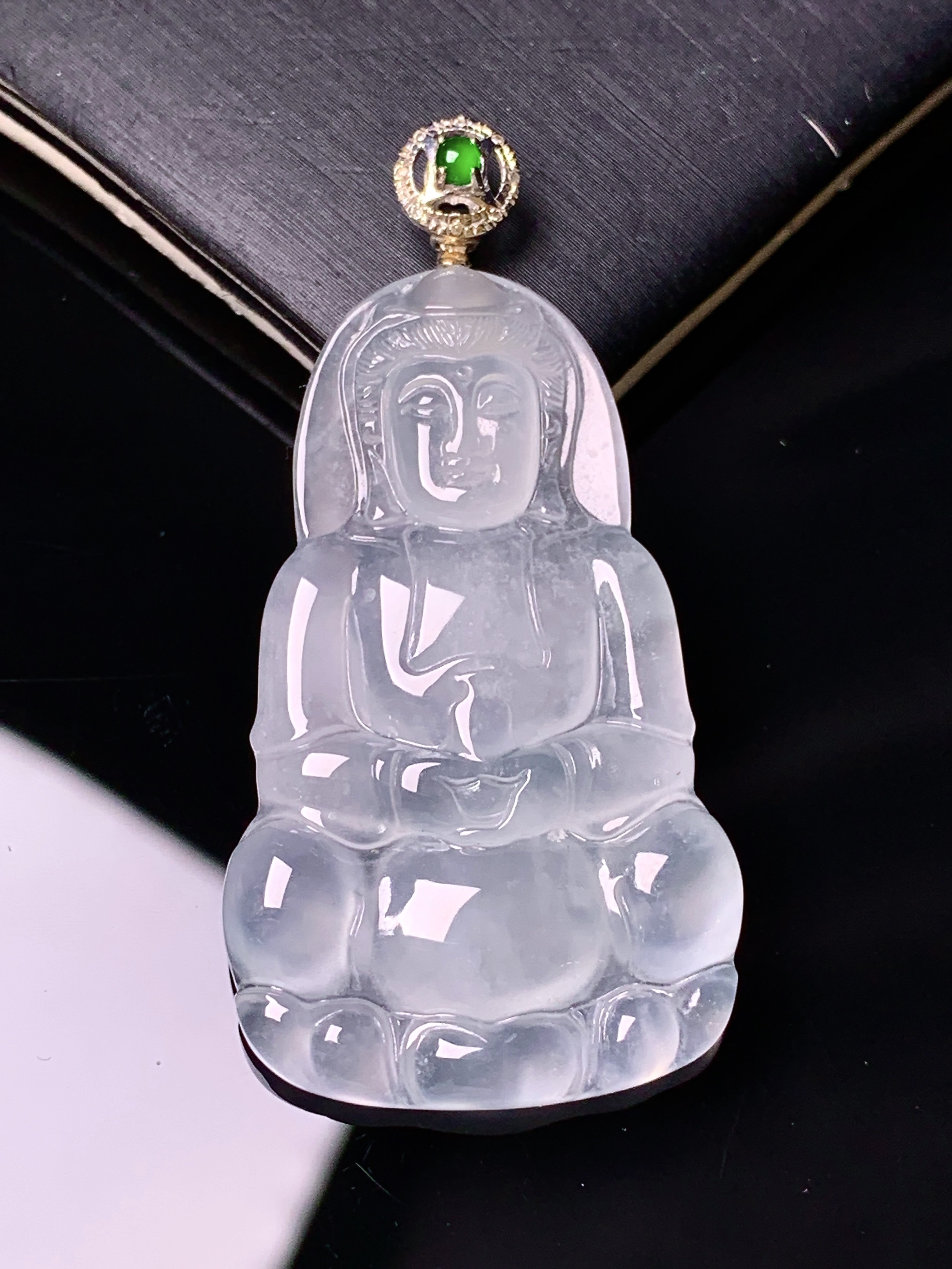 18k金镶嵌冰种观音菩萨吊坠 玉质细腻 色泽艳丽清新 水润亮眼 整体尺寸46*23.3*3.9 2x