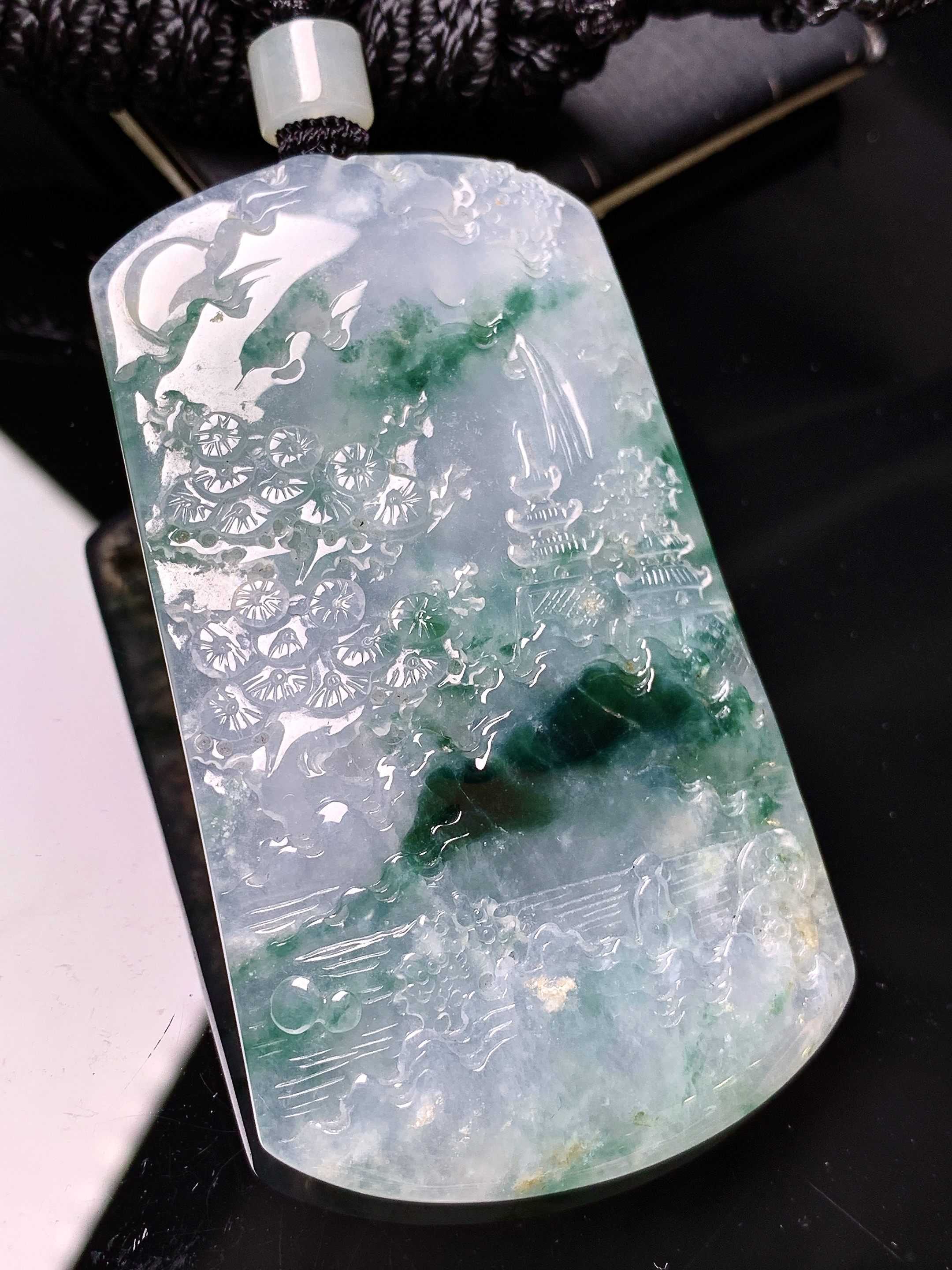 飘绿山水牌子吊坠 玉质细腻 色泽艳丽清新 水润亮眼 整体尺寸67.8*38.8*6.2 L1
