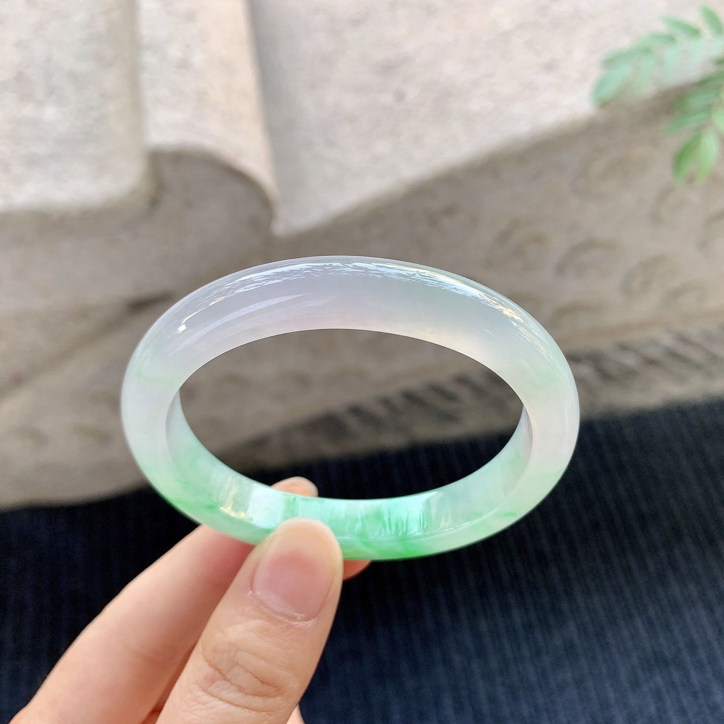 冰糯飘绿，水润，种老，细腻，有棉纹