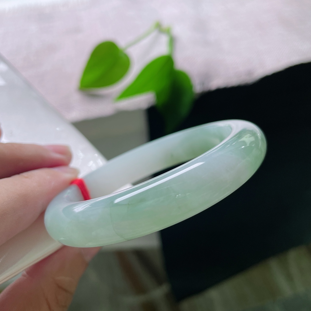 油青正圈，内纹，翠色如烟似雾般晕染蔓延，层次自然丰富，好似山间翠雾落于腕间，意境悠远。ss57808a