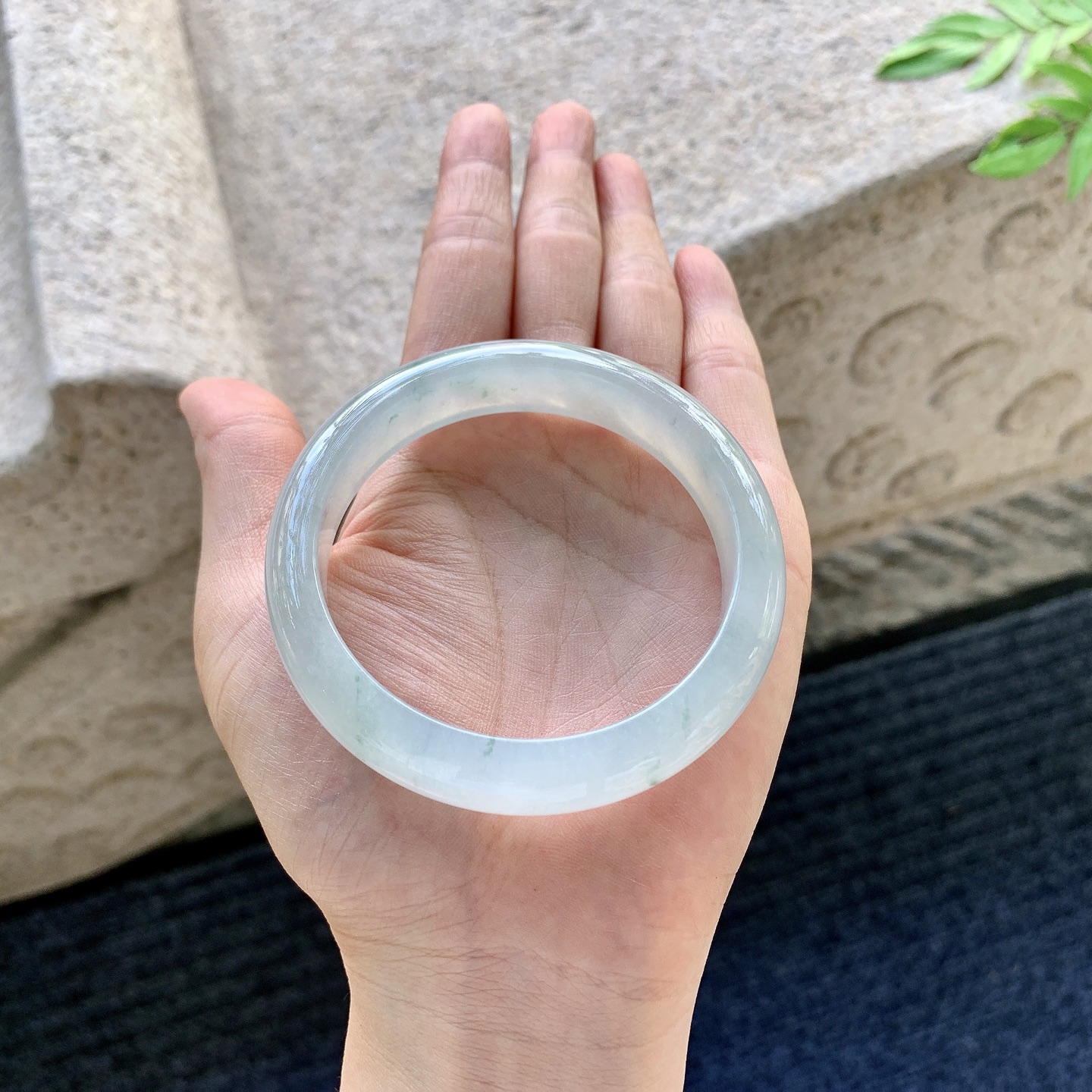 正圈55 56,圈口56.3/12.3/8,编码Q5082473,糯冰飘花，水润，种老，细腻，无裂