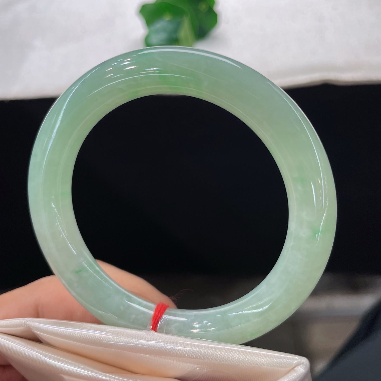 翡翠手镯 圈口57.2/11，晴绿底圆条，57/58可戴，色泽温润不张扬，衬肤色显气色，无裂