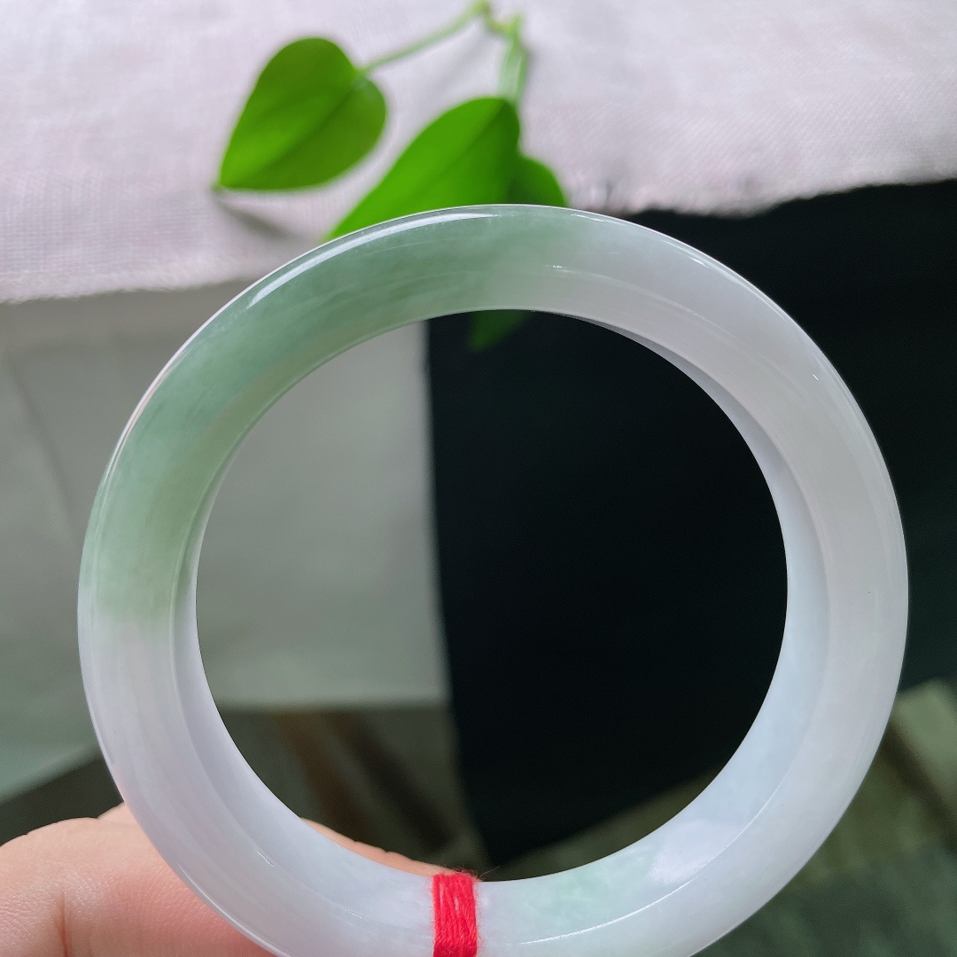 油青正圈，皮纹，一边素白温润，一边青绿流淌，宛如山水倒映玉间，万般温柔。ss57819a