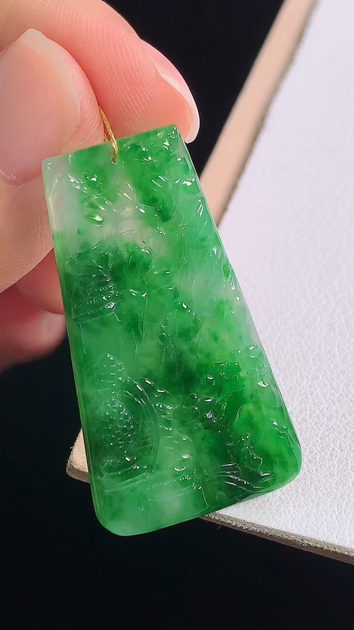 冰绿山水牌，无裂，尺寸:38.5-21.7-3.5mm