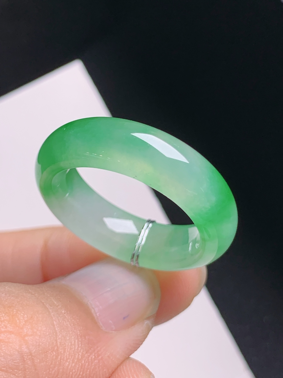 冰种绿指环，水润起胶，色泽怡人，简约显贵，裸石27-7-4.5，圈口18，11022