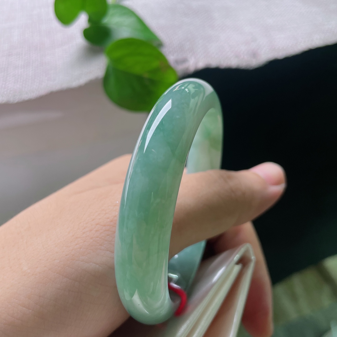 绿底飘花正圈。皮纹，冰润，色泽温润内敛不张扬，版型端庄大气，上手大方得体，自带从容温婉的成熟气韵。ss57395a。