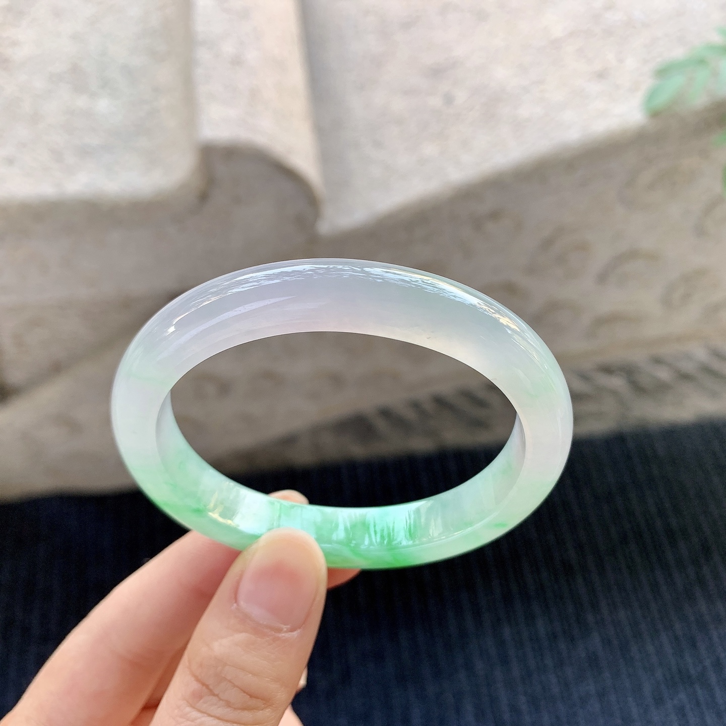 冰糯飘绿，水润，种老，细腻，有棉纹