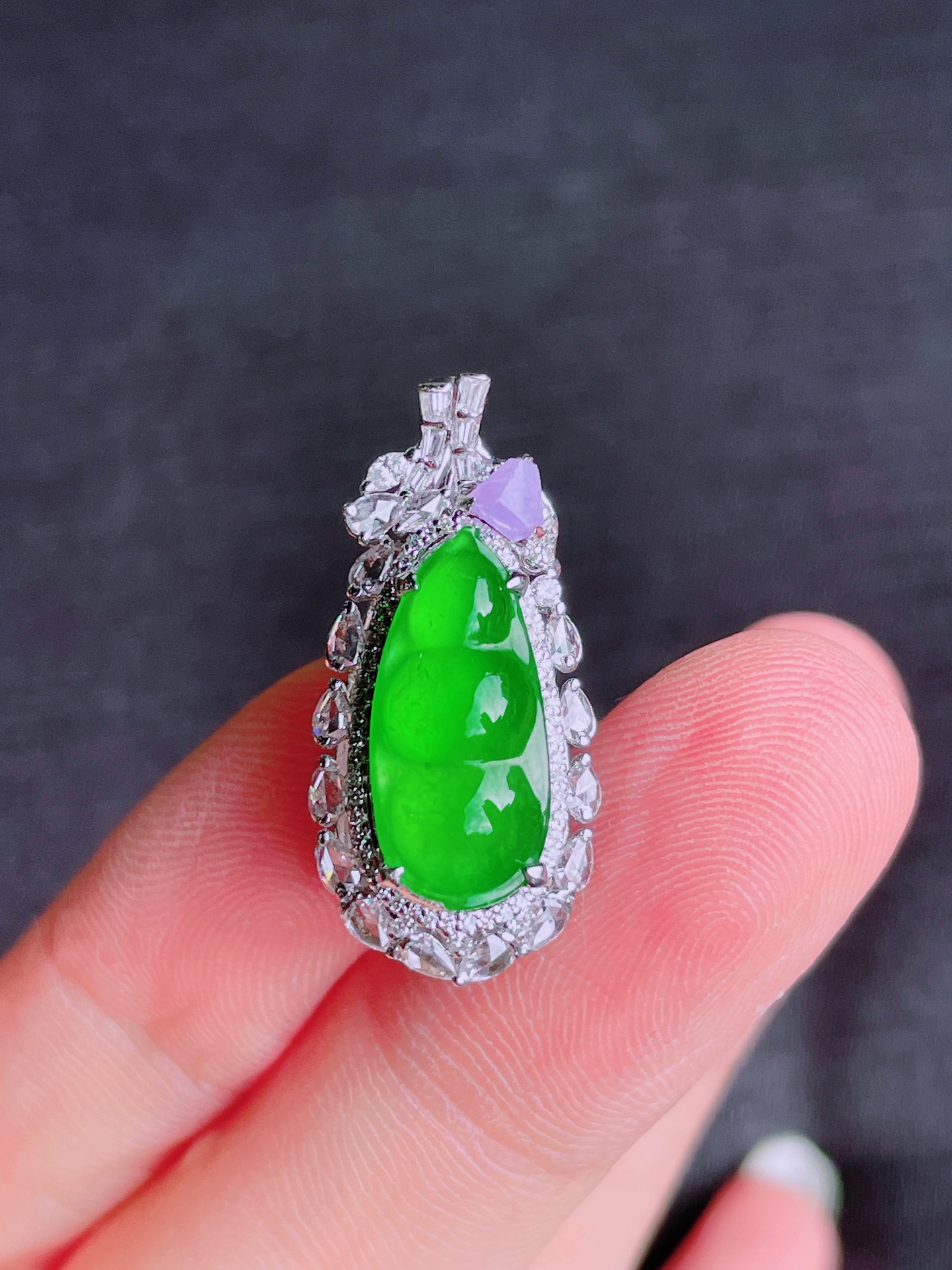 高冰绿福豆吊坠，晶莹剔透，新颖时尚，品相，16-7.5-3