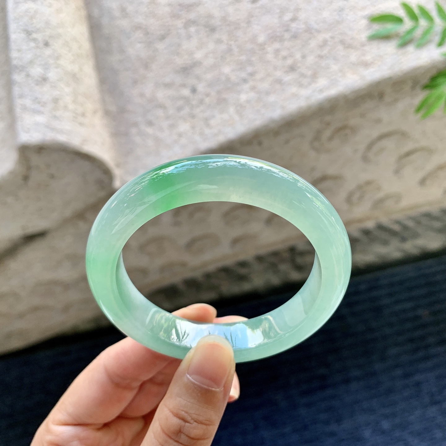 正圈51 52,圈口52.8/12/8.6,编码BA082212,描述冰糯飘绿，水润，种老，细腻，打灯有棉线