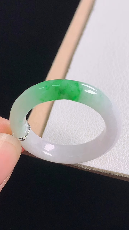 冰飘绿指环，无裂，尺寸:圈口19/18.7-4.8-3.6mm