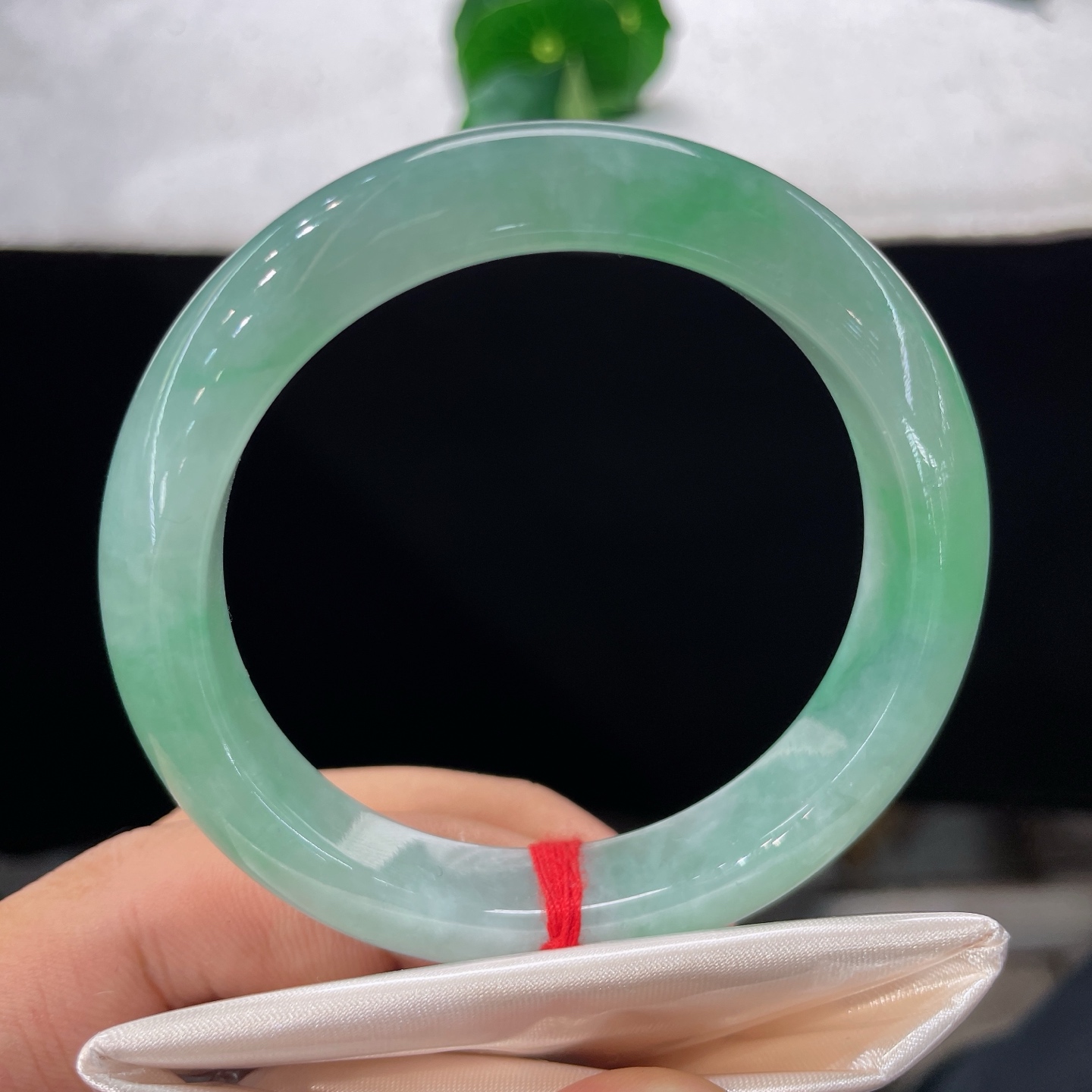 翡翠手镯 圈口54.8/11.6/8.3，冰晴底飘阳绿正圈，54/55可戴，一环凝碧水，翠韵绕素腕，无裂