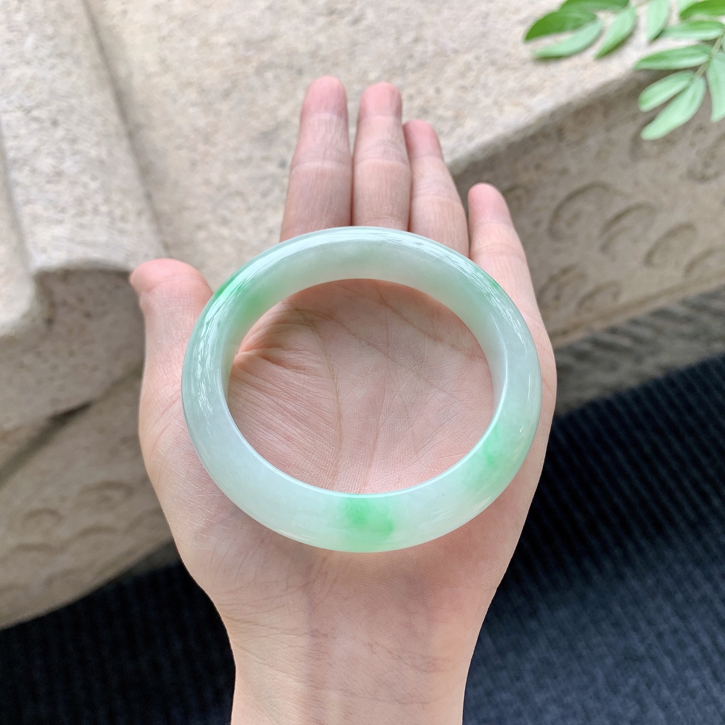 正圈54 55，圈口55.8/12.9/8.6，编码GL082386，细糯飘绿，水润，种老，细腻，无