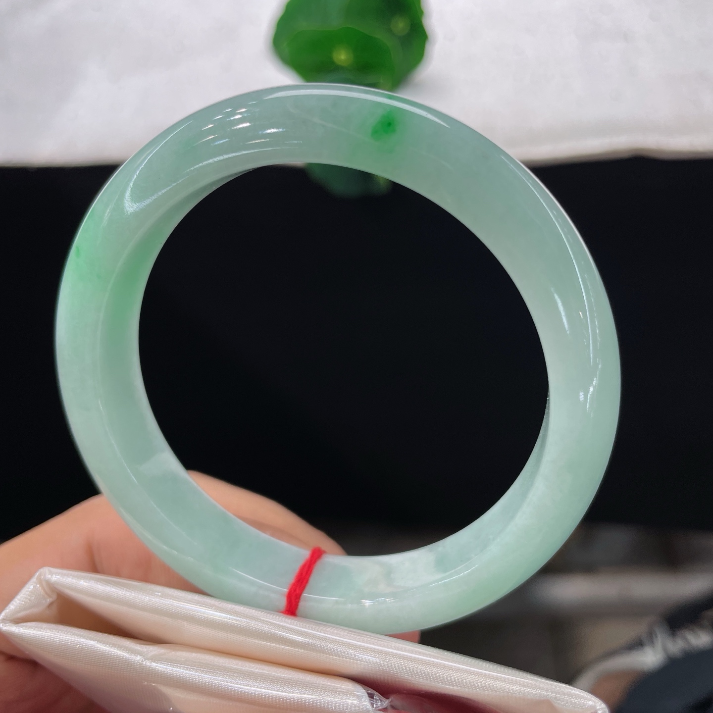 翡翠手镯 圈口59.8/12.5/8.7，白底青正圈，59/60可戴，浅翠凝玉骨，两点翠藏春，素环绕腕，无裂