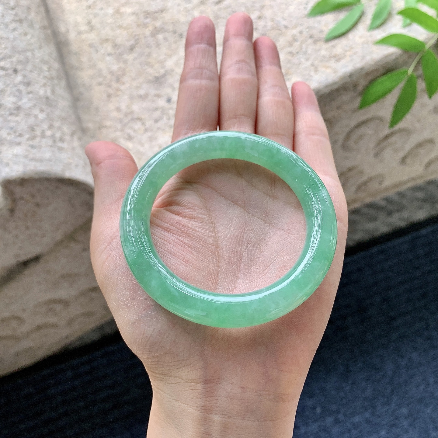 圆条51 52,圈口52/9.3/9.8,A1082366,糯冰满绿，水润，种老，细腻，打灯有棉纹
