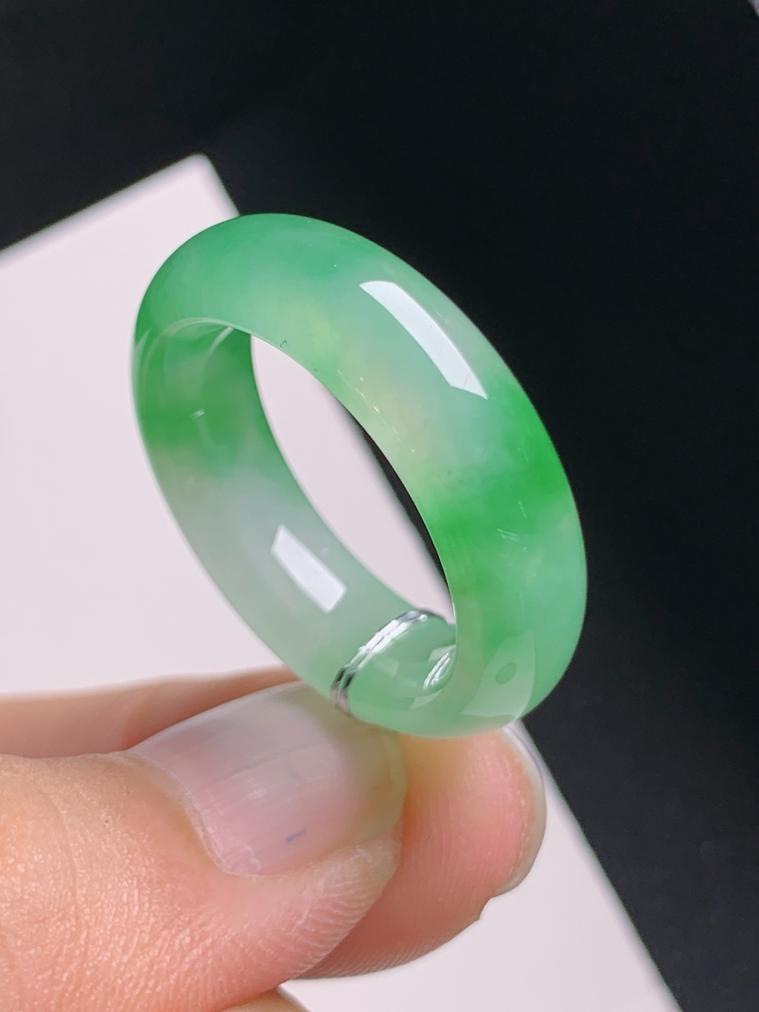 冰种绿指环，水润起胶，色泽怡人，简约显贵，裸石27-7-4.5，圈口18，11022