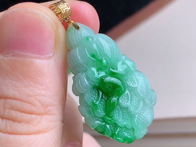 ️ 18K金伴钻白菜，无裂，尺寸37.7/31.5-19.1-7.5mm，包A附证书