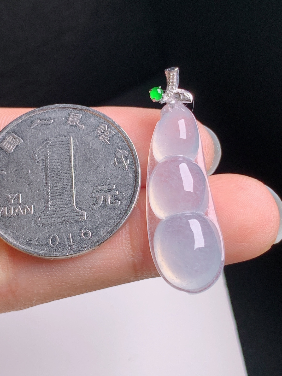 高冰福豆吊坠，冰透起光，形态圆润，连中三元，平安顺遂