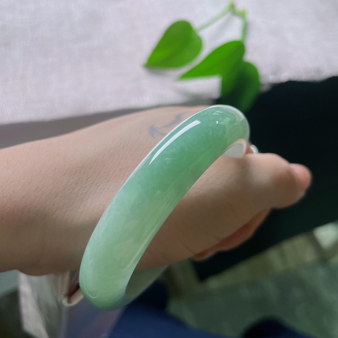 绿底正圈，甜美秀丽，水润细腻，婉间的温婉，贵气，无裂，ss57842a
