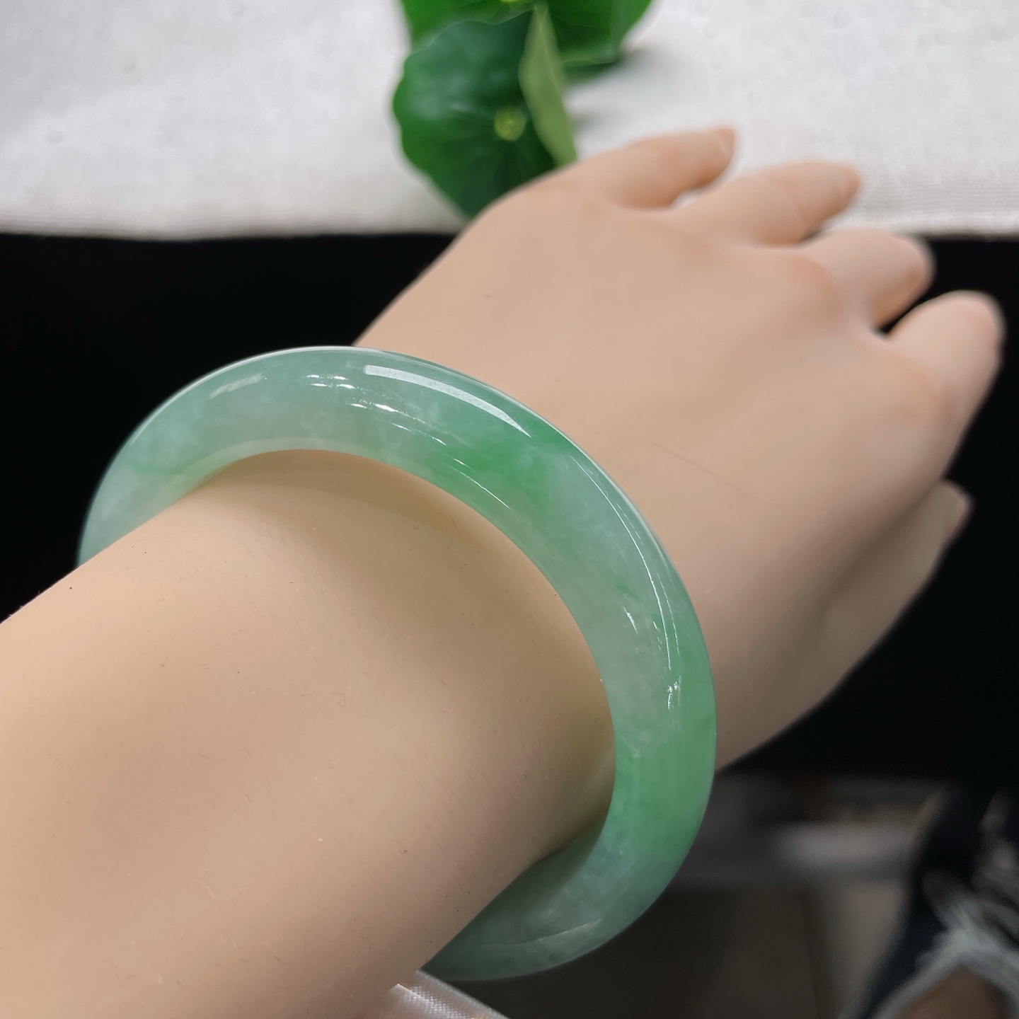 翡翠手镯 圈口54.8/11.6/8.3，冰晴底飘阳绿正圈，54/55可戴，一环凝碧水，翠韵绕素腕，无裂