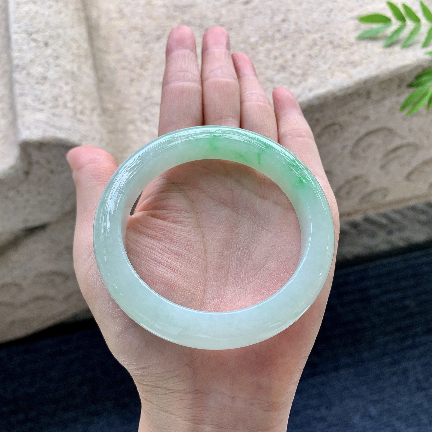 正圈56 57，圈口57.6/11.8/9.2，编码GL082245，描述飘绿，水润，种老，细腻，有棉纹