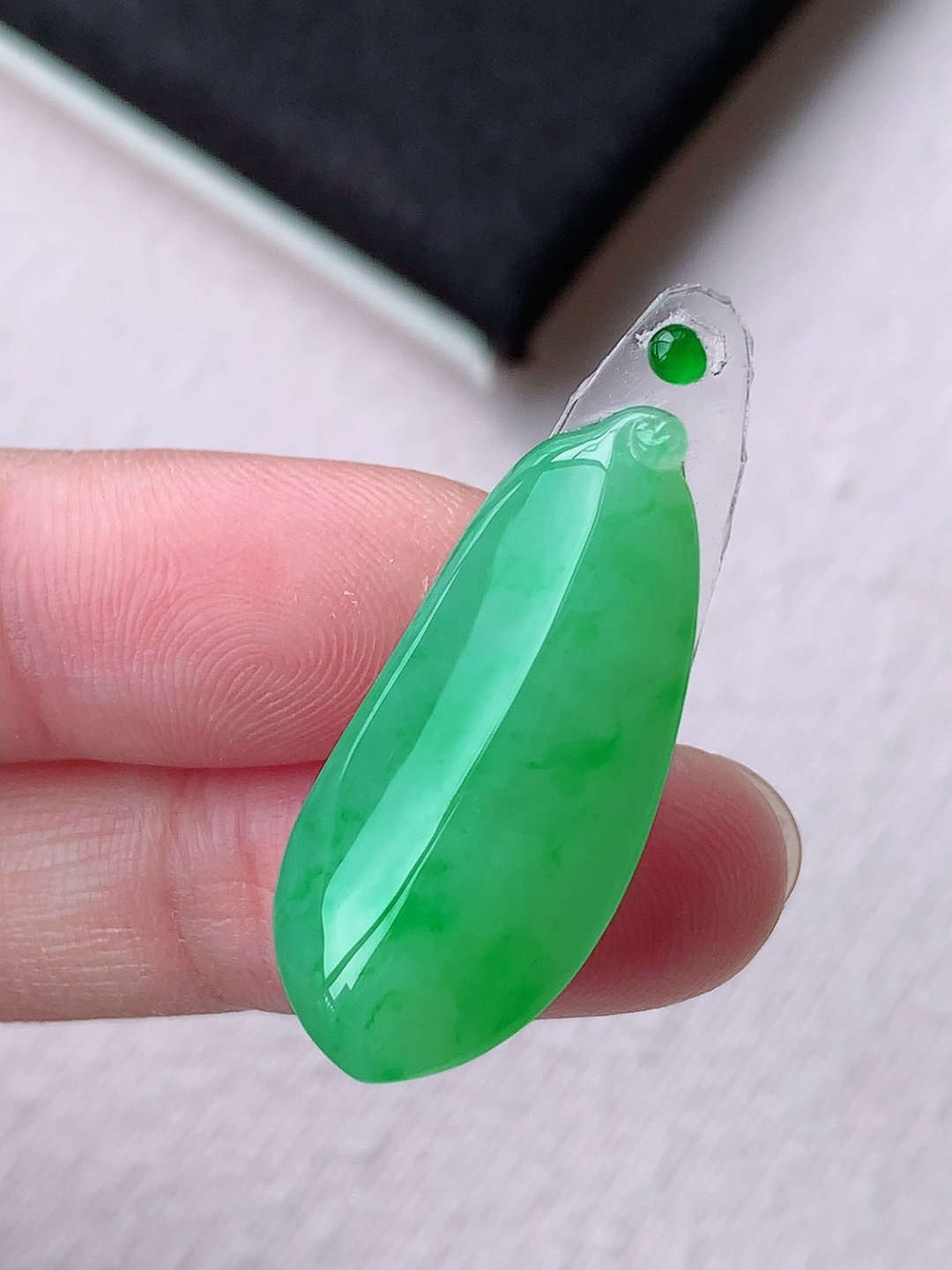 冰阳绿福瓜吊坠,种老色阳，料子水润细腻  佩戴简约时尚，30-13.3-8.2