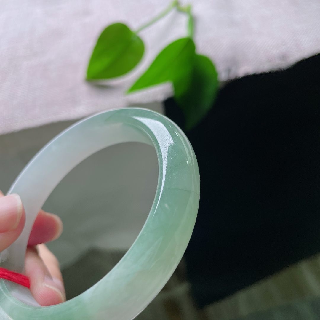 油青正圈，内纹，翠色如烟似雾般晕染蔓延，层次自然丰富，好似山间翠雾落于腕间，意境悠远。ss57808a