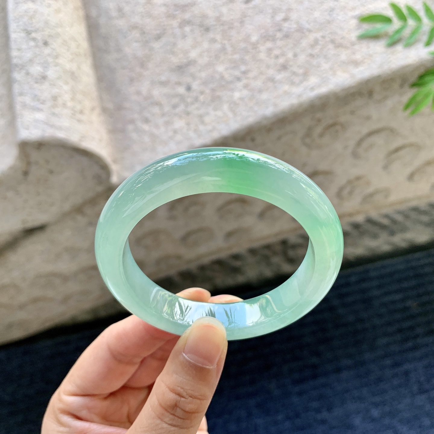 正圈51 52,圈口52.8/12/8.6,编码BA082212,描述冰糯飘绿，水润，种老，细腻，打灯有棉线