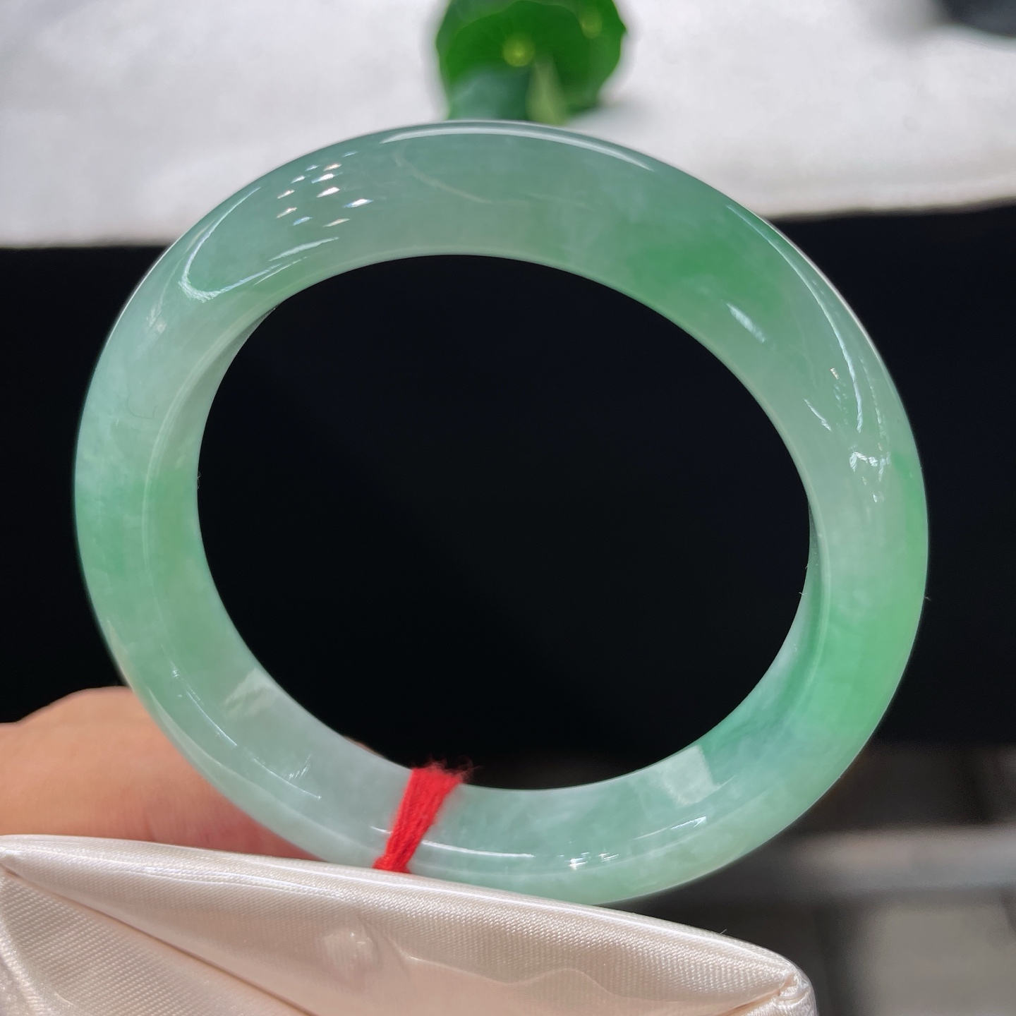 翡翠手镯 圈口54.8/11.6/8.3，冰晴底飘阳绿正圈，54/55可戴，一环凝碧水，翠韵绕素腕，