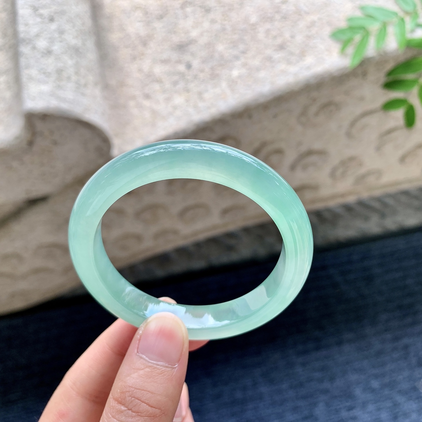正圈49 50，圈口50.7/9.7/7.7，编码BA082321，描述冰绿，清透，水润，种老，细腻，打灯有棉线