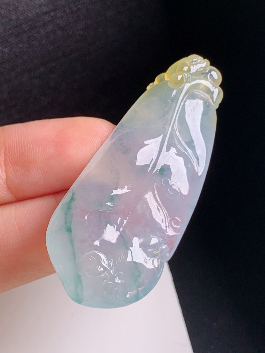 黄加绿树叶吊坠，冰透飘花，俏色灵动，多福多财