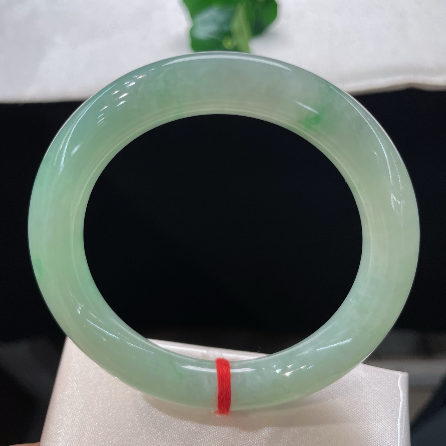 翡翠手镯 圈口57.2/11，晴绿底圆条，57/58可戴，色泽温润不张扬，衬肤色显气色，无裂