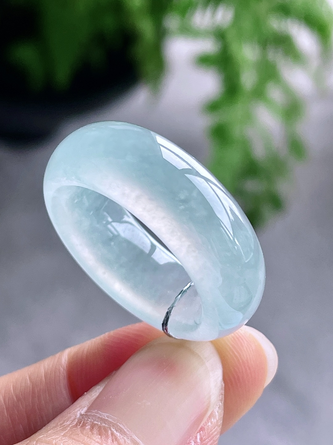 【裸石】冰种戒圈指环【说明】缅料 无裂 性比高 【尺寸】9.1-5【圈口】21号【重量】9.2克
