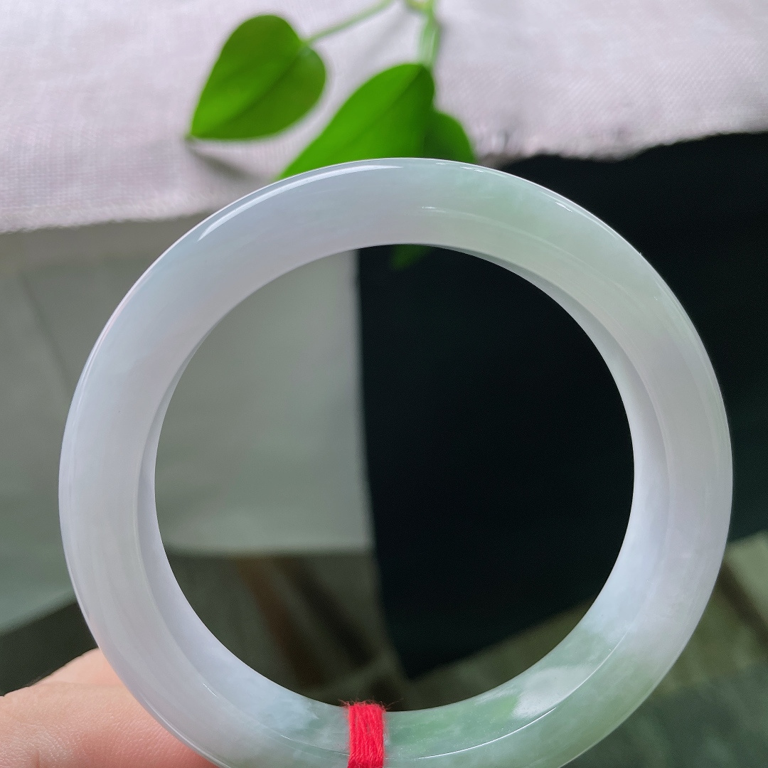 油青正圈，皮纹，一边素白温润，一边青绿流淌，宛如山水倒映玉间，万般温柔。ss57819a