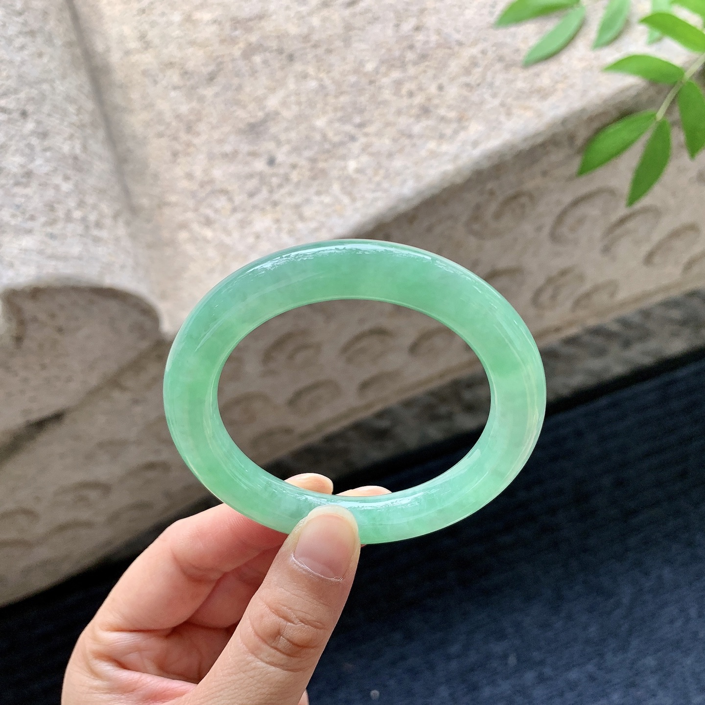 圆条51 52,圈口52/9.3/9.8,A1082366,糯冰满绿，水润，种老，细腻，打灯有棉纹