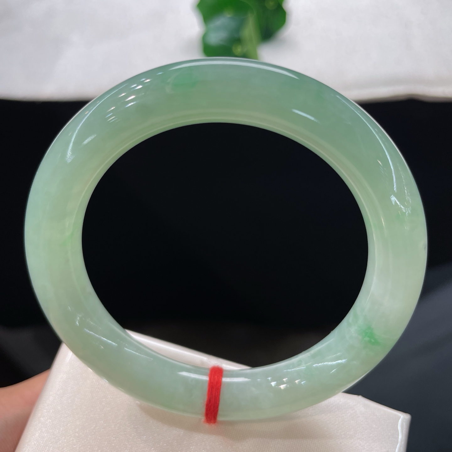 翡翠手镯 圈口57.2/11，晴绿底圆条，57/58可戴，色泽温润不张扬，衬肤色显气色，无裂