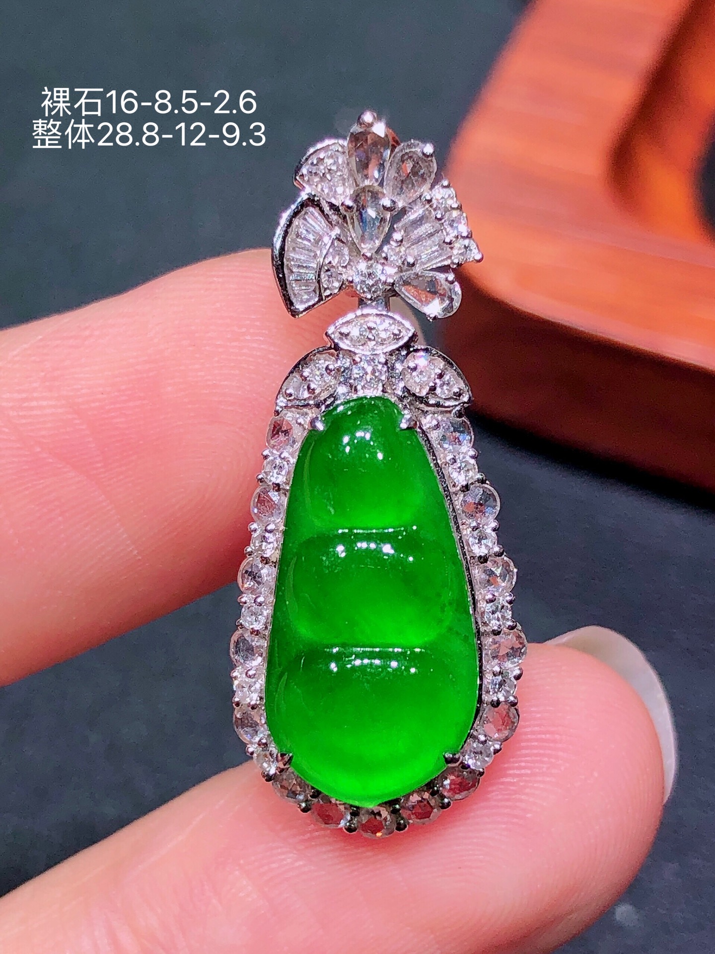 ️18K金镶 阳绿福豆吊坠 无裂 水润色艳 品相饱满 配送银链苹果拍摄，实物更好看，16-8.5-