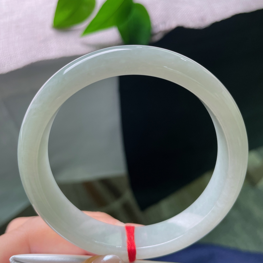 淡绿底正圈，水润细腻，温润如玉谦谦君子，贵气，有棉线，ss57755a