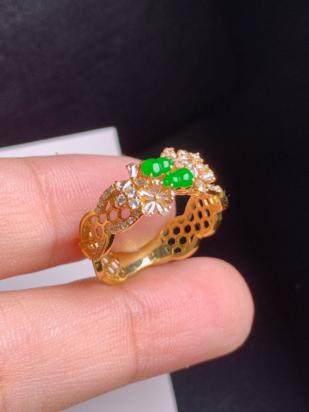 阳绿双葫芦戒指，翠色鲜亮，精工镶嵌，繁花设计，精致灵动，裸石4.5-2.8-1.7，圈口14