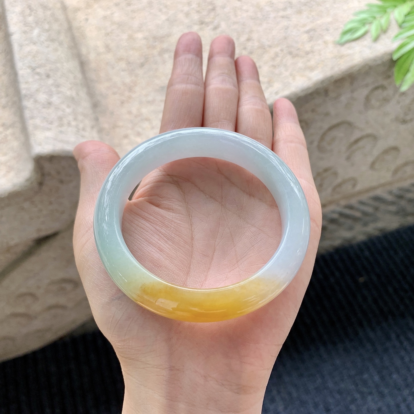 正圈54 55,圈口55.3/12.4/9,编码B2082451,描述细糯飘黄翡，水润，种老，细腻，
