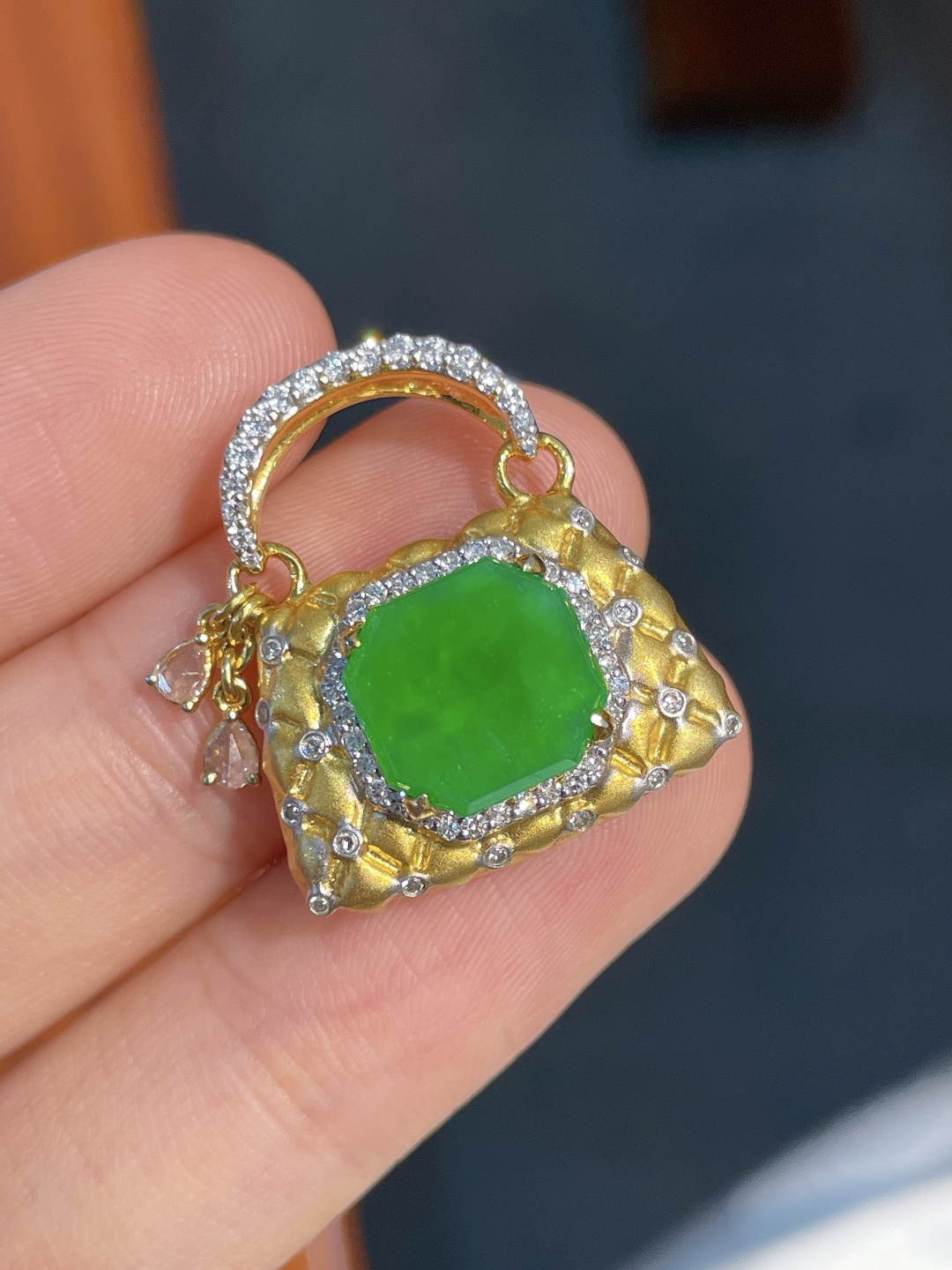 ️阳绿吊坠,无裂,18k金镶嵌,23.2-20-8.8