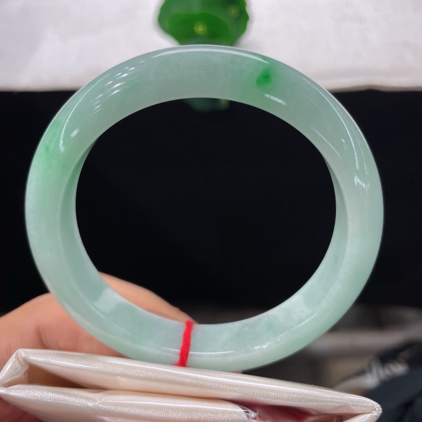 翡翠手镯 圈口59.8/12.5/8.7，白底青正圈，59/60可戴，浅翠凝玉骨，两点翠藏春，素环绕