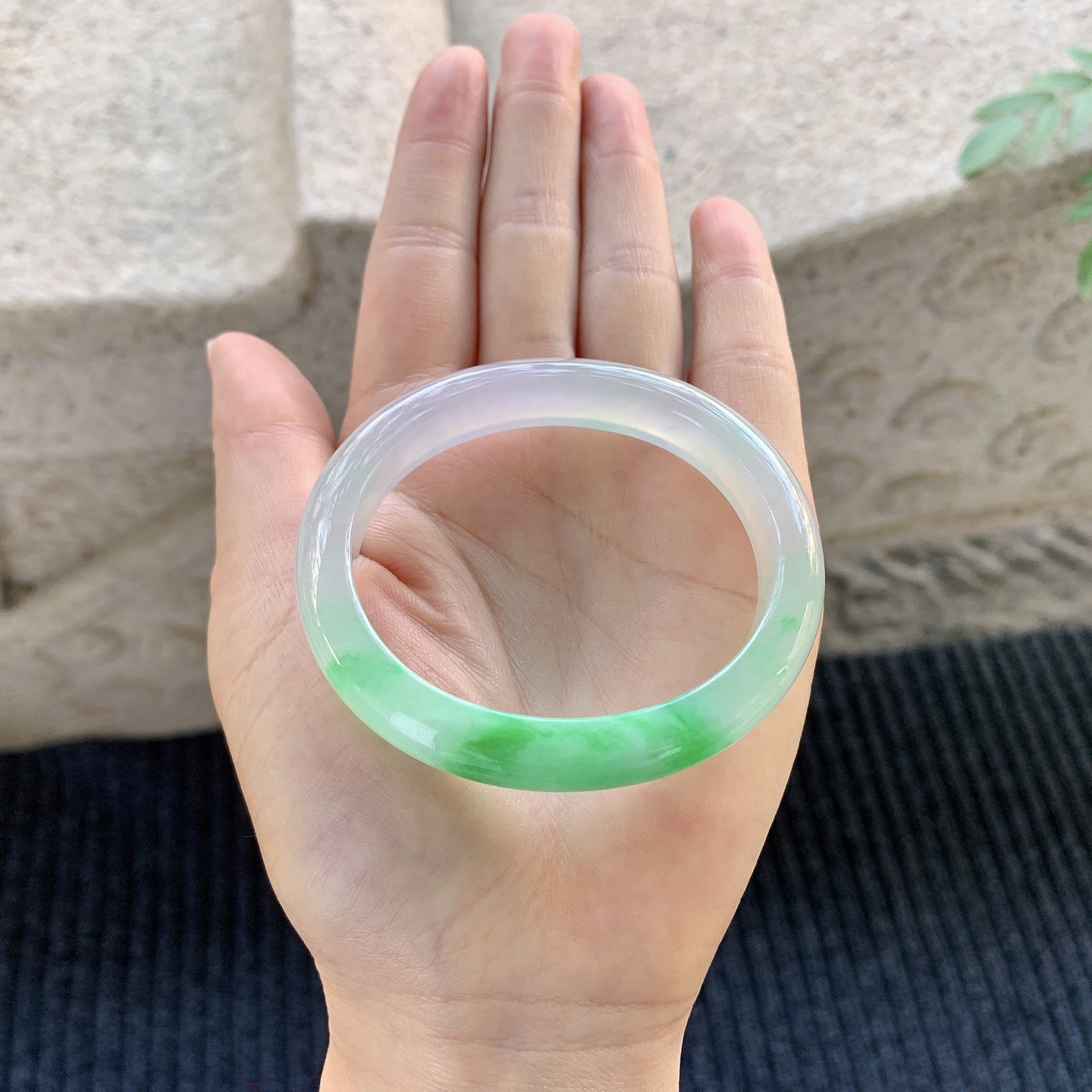 冰糯飘绿，水润，种老，细腻，有棉纹
