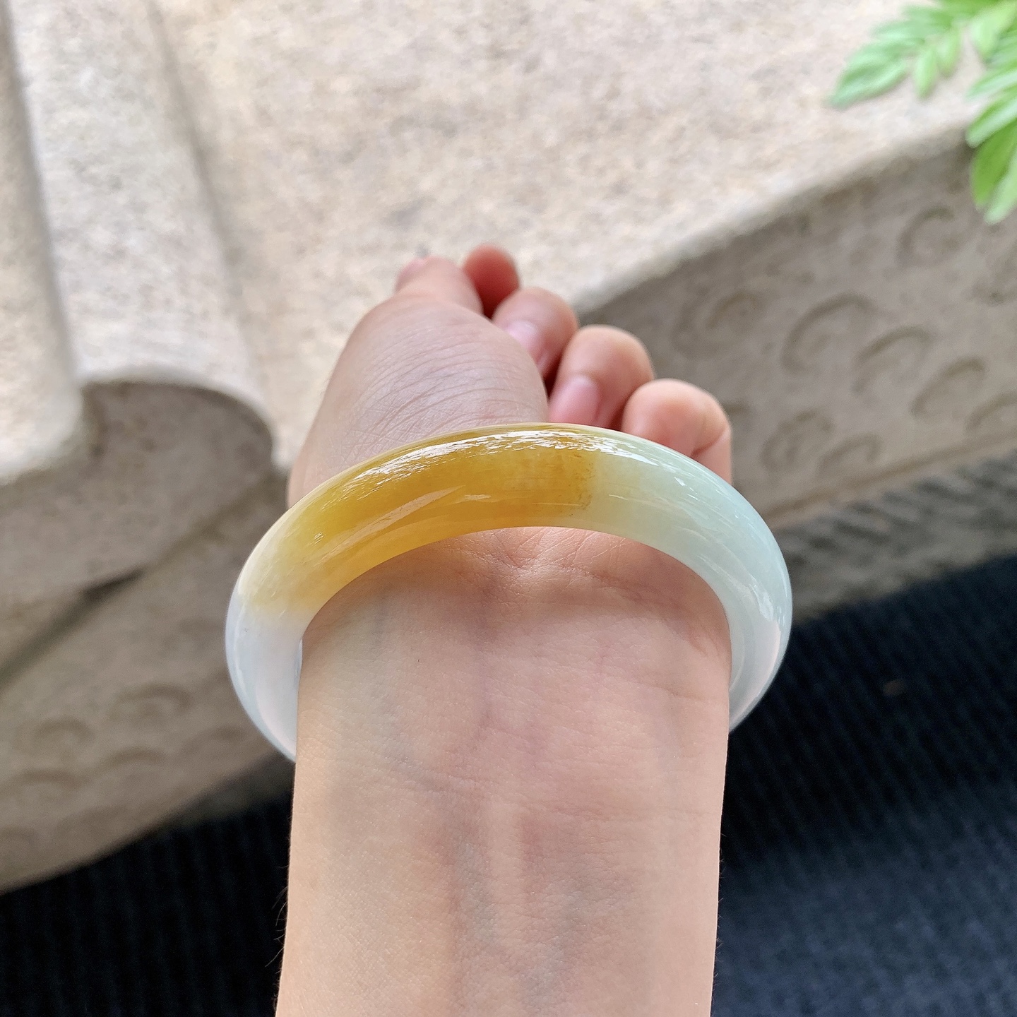 正圈54 55,圈口55.3/12.4/9,编码B2082451,描述细糯飘黄翡，水润，种老，细腻，打灯有纹线