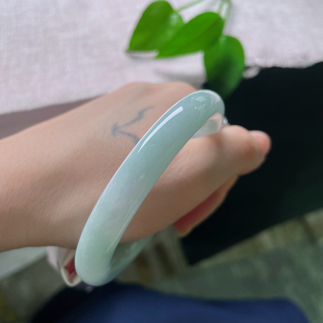 蓝底圆条，无裂，料子水头挺不错，摸起来油润顺滑，看着就很有灵气。ss57603a