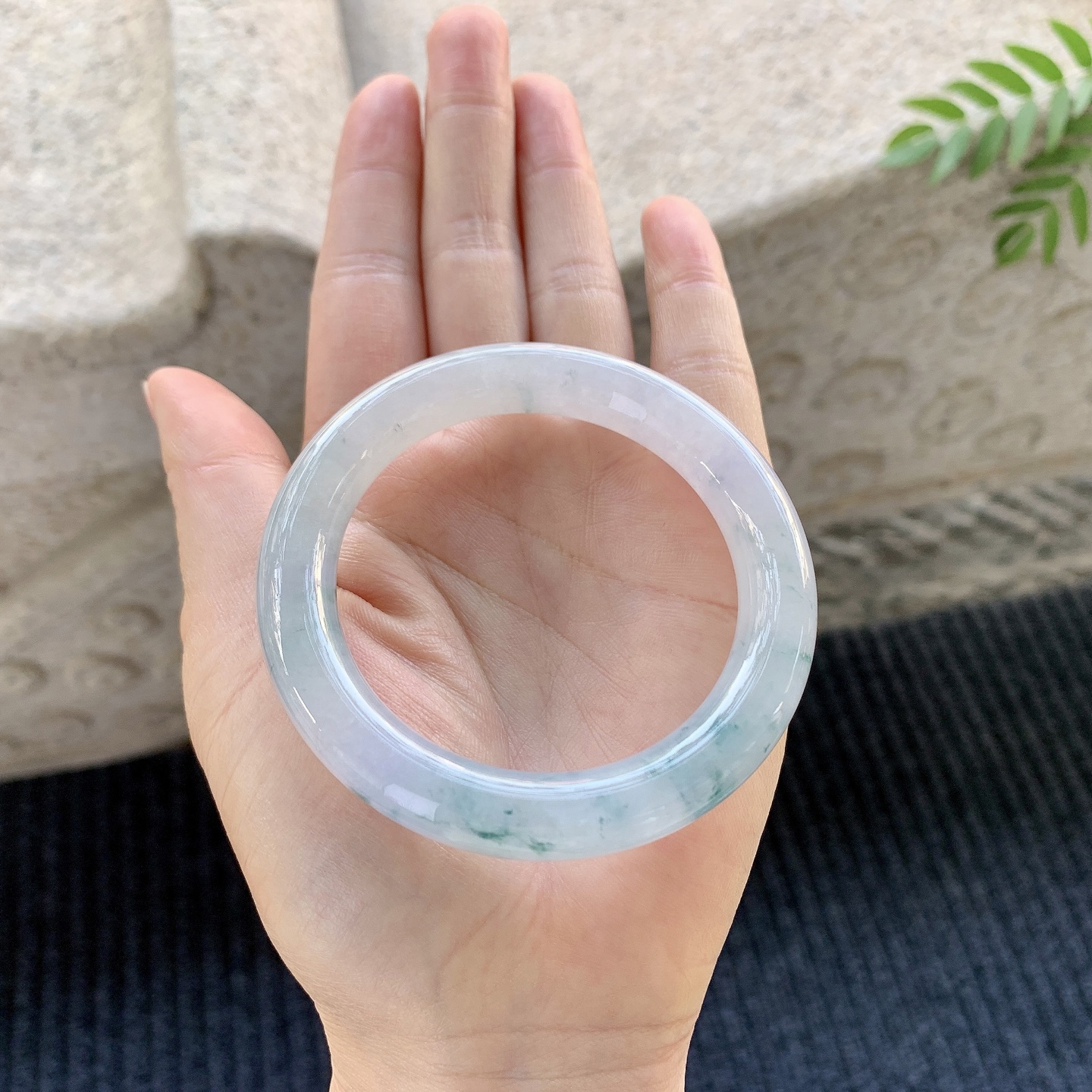 糯冰淡紫底，飘花，水润，种老，细腻，打灯有纹线