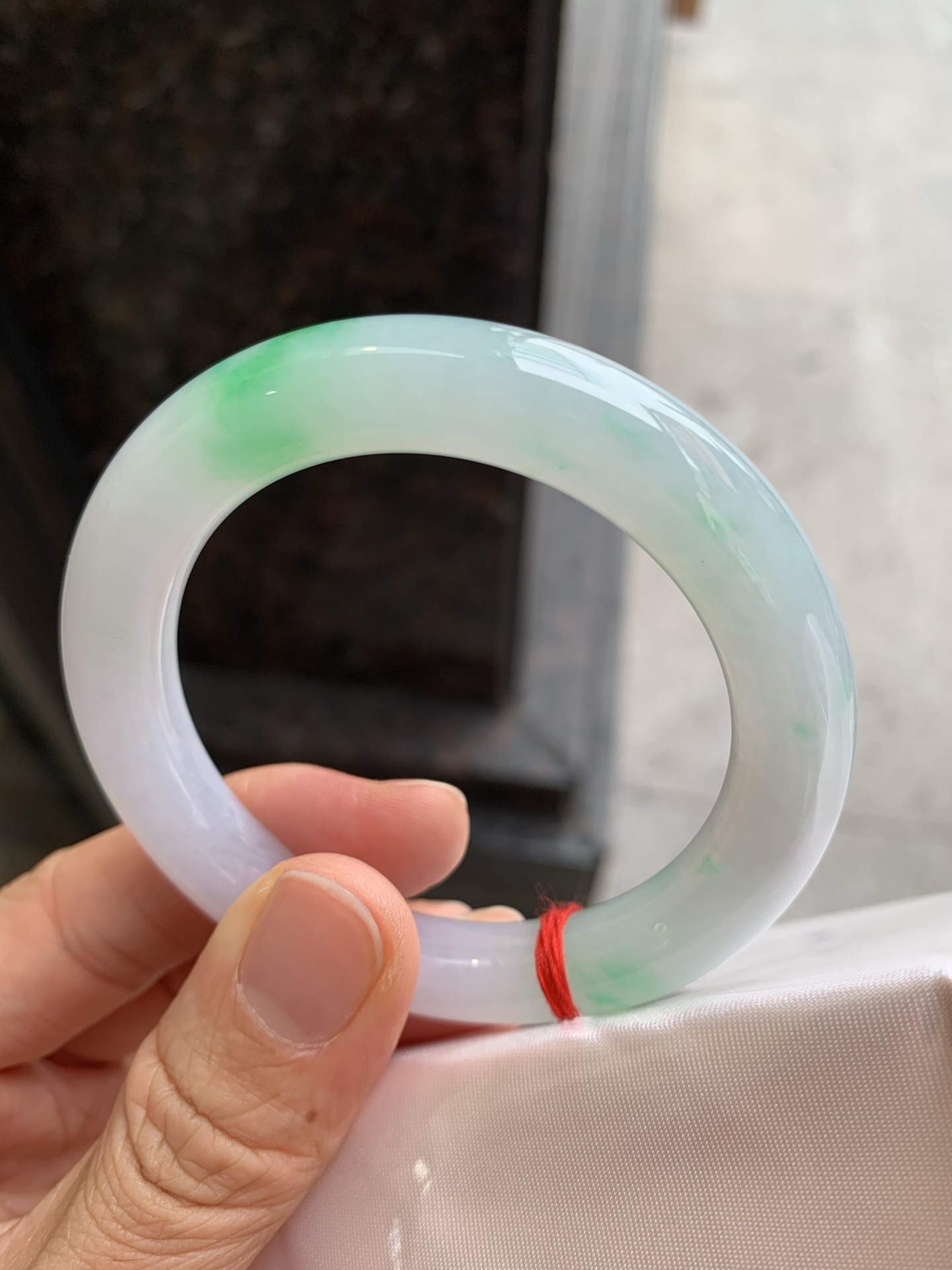 圆条飘绿 无裂 尺寸：51.5/10.2/10.5 小圈口